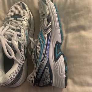 For sale! Very comfortable saucony sneakers.